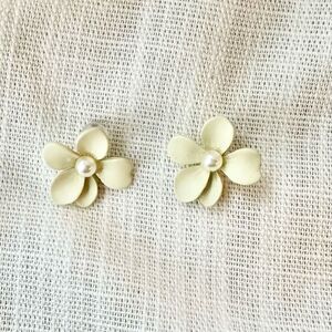 Cream with pearl flowers stud earrings